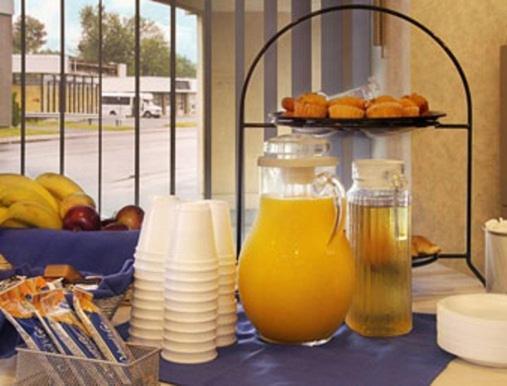 Super 8 By Wyndham Kingston Hotel Luaran gambar